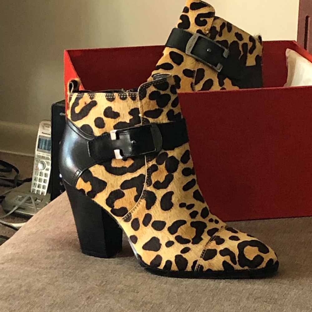Donald Pliner designer boots size 6 1/2